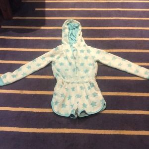 One piece sleep romper more than magic size 7 to 8 💙🩵 fairly worn